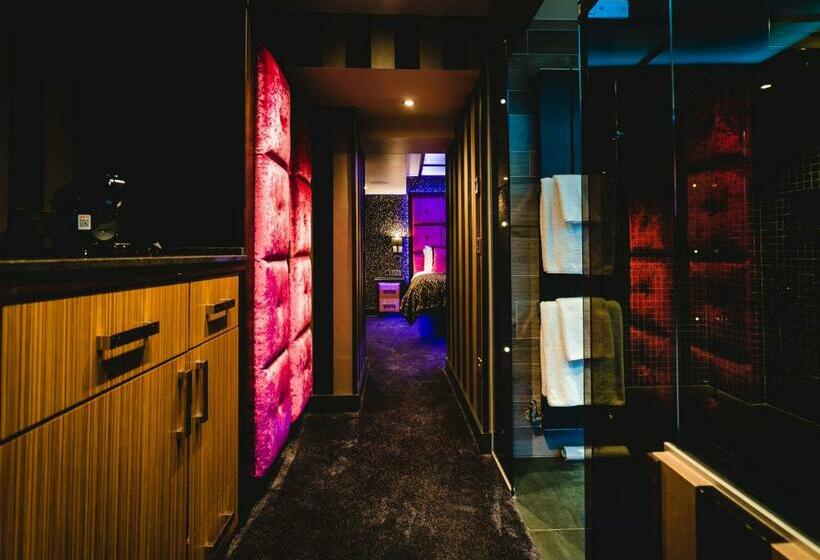 בית מלון כפרי Church Suites By The Cranleigh Boutique