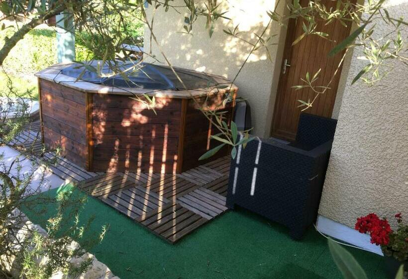 Studio Indépendant   2 Voyageurs   Jardin/jacuzzi
