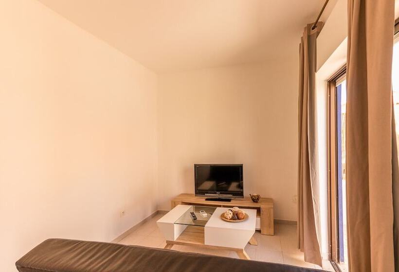 Charming 2 Bed Apartment In Armacao De Pera