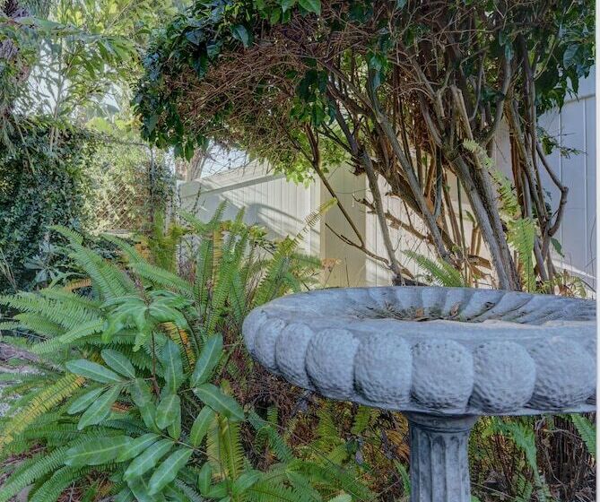 فندق Pelican Cove Inn