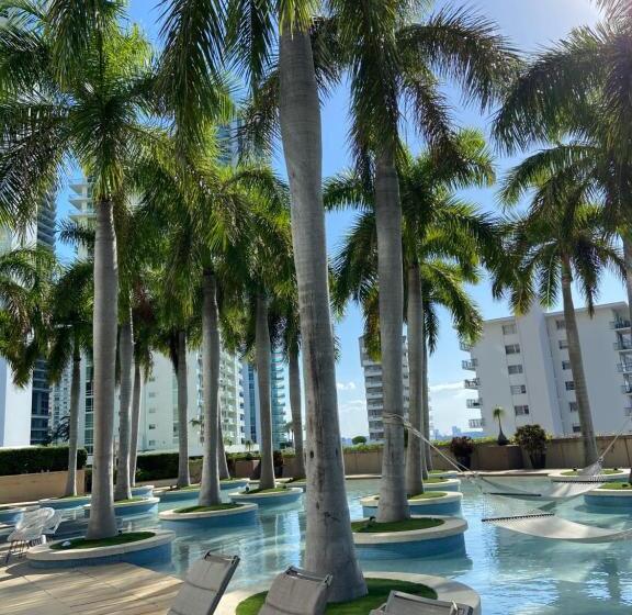 Four Seasons Hotel Miami   Luxury Private Residences