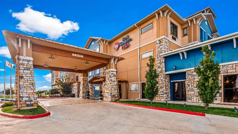 Отель Best Western Plus Emerald Inn & Suites