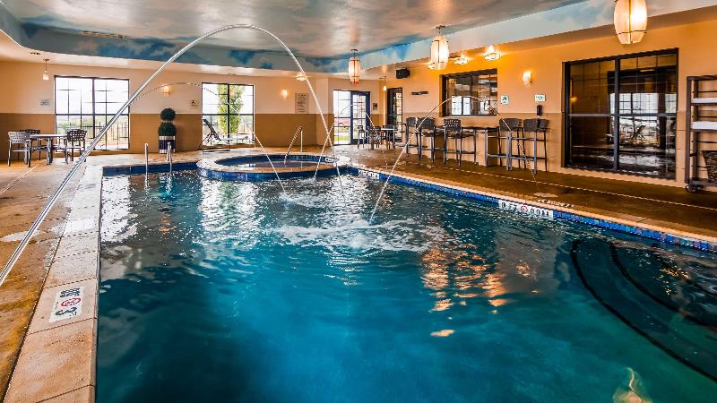 Отель Best Western Plus Emerald Inn & Suites