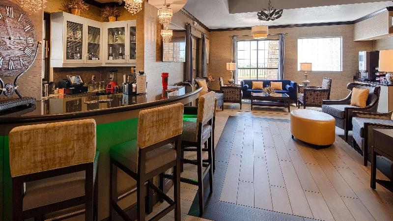 Отель Best Western Plus Emerald Inn & Suites