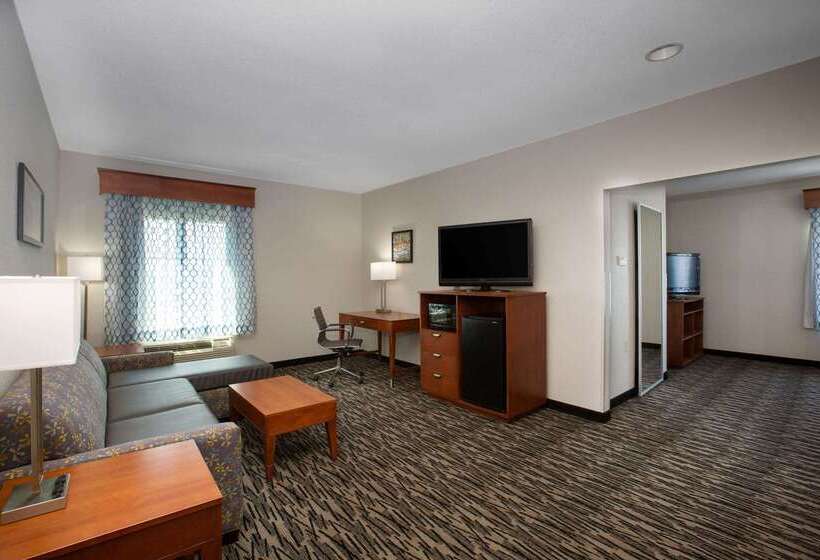 هتل La Quinta Inn & Suites By Wyndham Tupelo