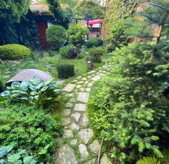 پانسیون The Zodiac Garden