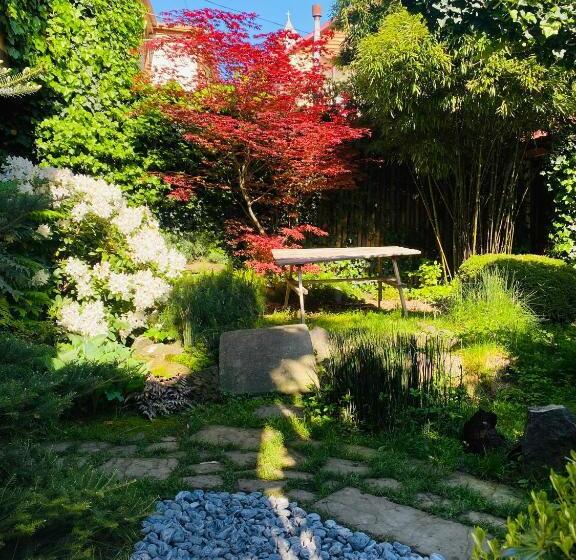پانسیون The Zodiac Garden