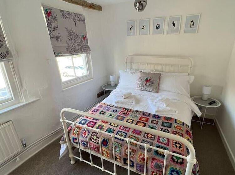 2 Bed Grade 2   Dates Back To 1500 S