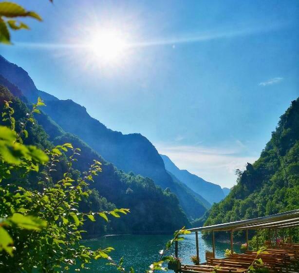 هاستل Riverside Komani Lake