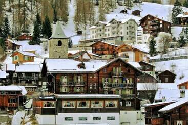 تختخواب و صبحانه The Alpina Lodge