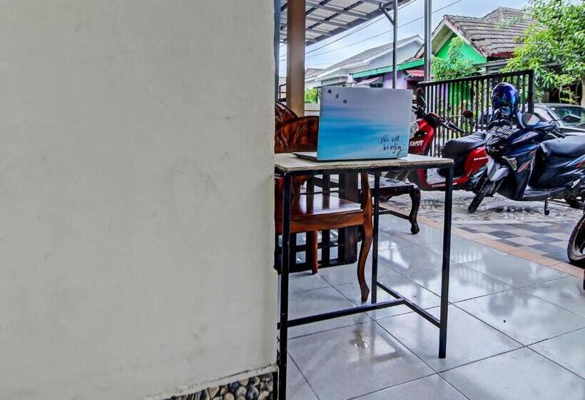 هتل Oyo 91268 Homestay Bu Erma Syariah