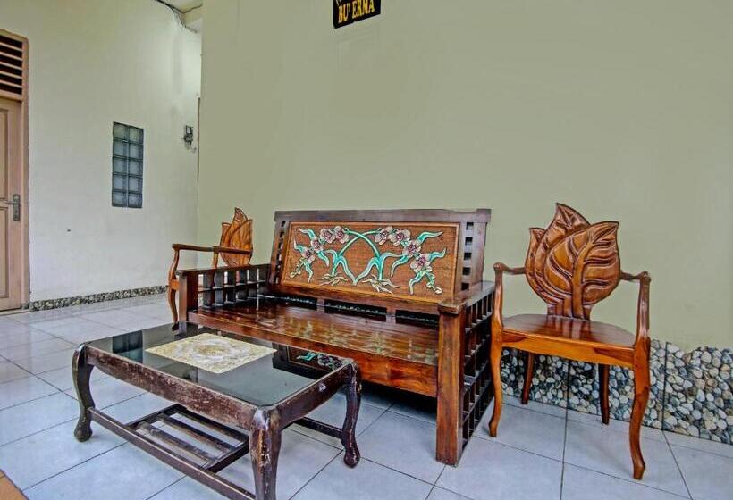 هتل Oyo 91268 Homestay Bu Erma Syariah