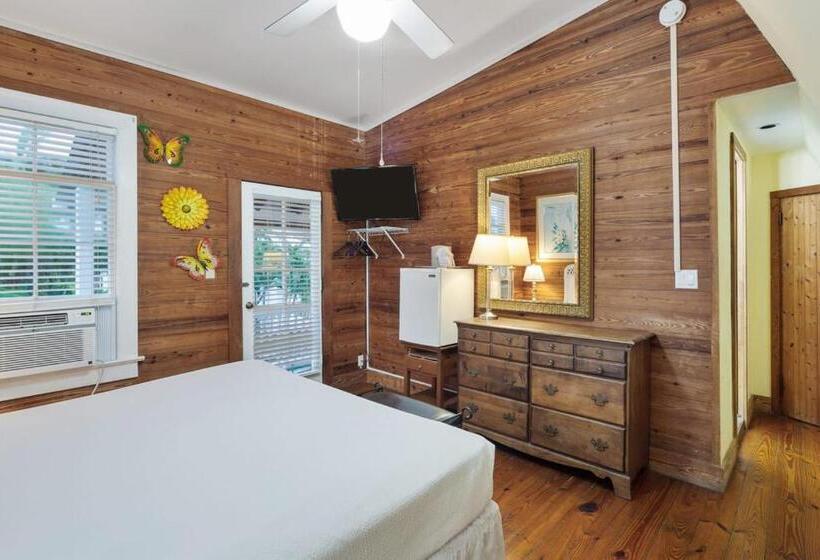 هاستل Curry House  3rd Floor, King Bed, & Balcony Room 8