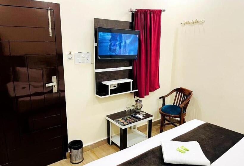 פנסיון Raj   Near Railway Station   A Unit Of Raj Guest House