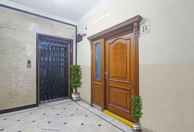 Отель Capital O Samrat Palace Near Nampally Station
