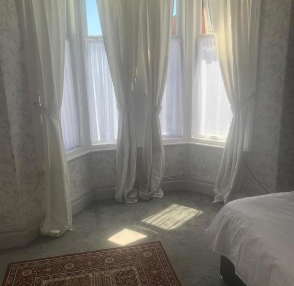 بنسيون The New Macleods Guest House