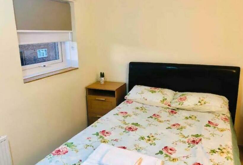 پانسیون Private Room 4 5 Minutes Drive To Luton Airport