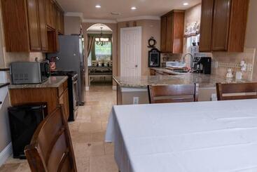 ~~ Big Family Home Near 99 / I10 / Kid Friendly~~