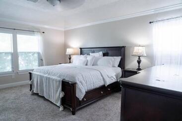 ~~ Big Family Home Near 99 / I10 / Kid Friendly~~