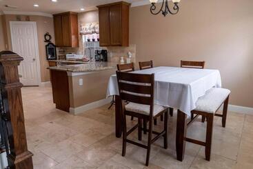 ~~ Big Family Home Near 99 / I10 / Kid Friendly~~