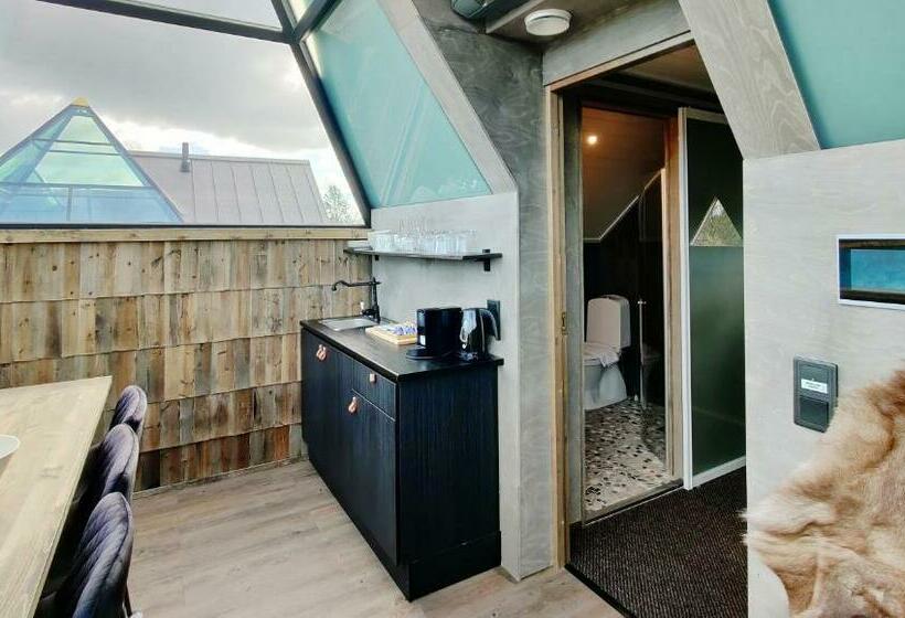 هتل Aurora Pyramid Glass Igloos