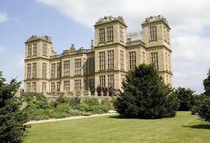 Peaceful Cabin Retreat In Skegby