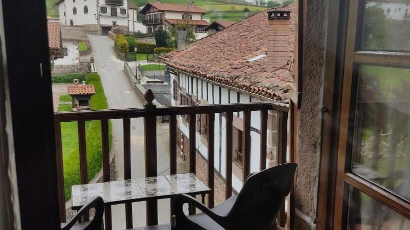 بنسيون Hostal Mendaurpe