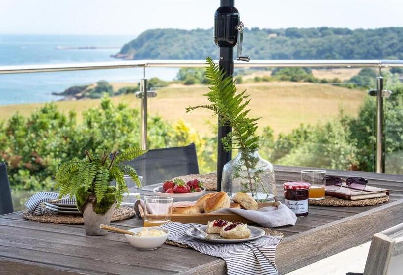 The Spinney Spectacular Views Over The Bay And Close To Beach With Parking