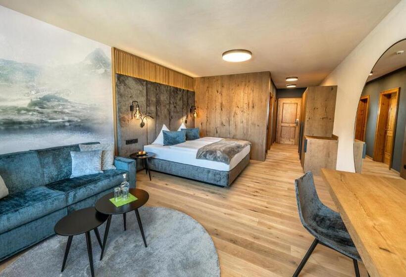 Отель Alpin Life Resort Lürzerhof