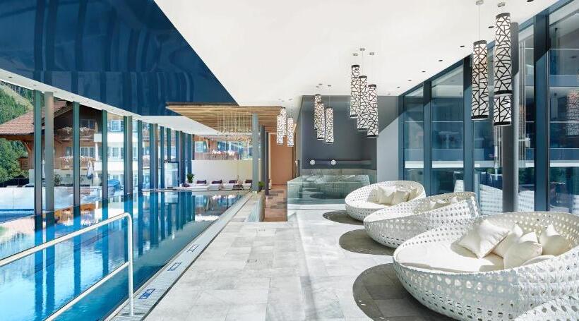 Отель Alpin Life Resort Lürzerhof