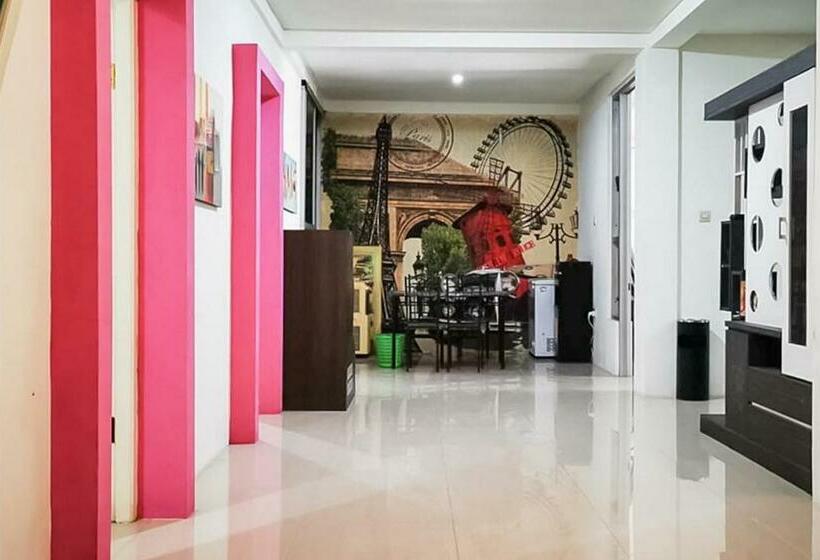 فندق Reddoorz Plus @ Taman Madiun