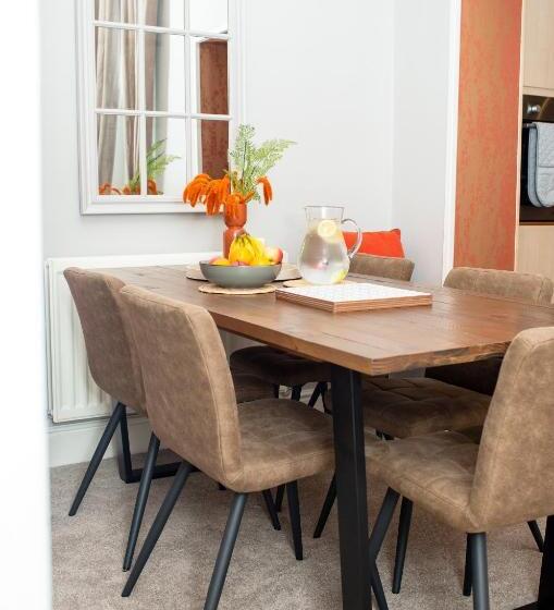 Logan House, Modern And Spacious Townhouse Close To City Centre