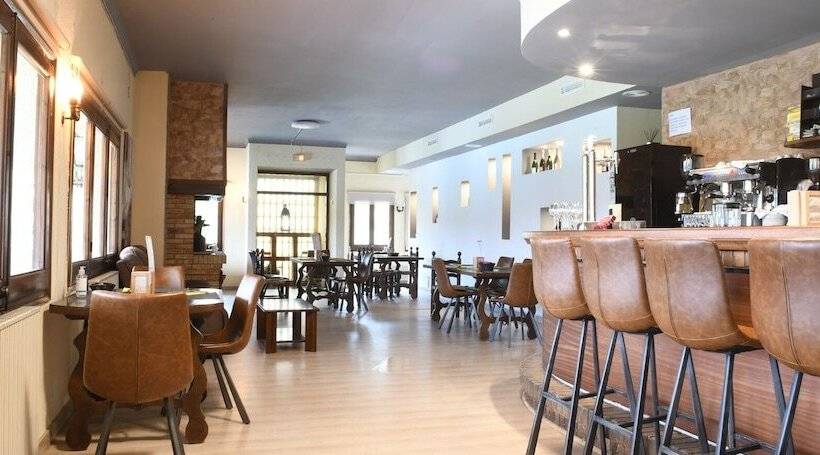 هتل Hostal Mega Darnius