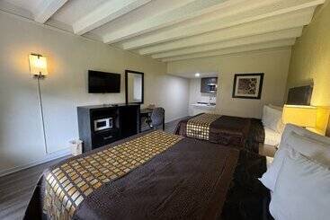 مُتل James River Inn & Suites