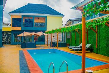 هتل Adun Suites