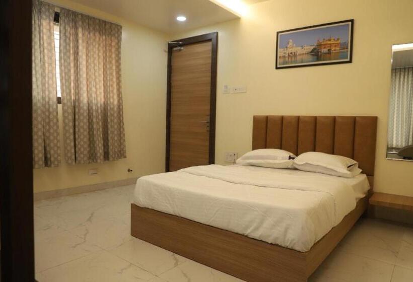 בית מלון כפרי Id Square Residency Parbhani