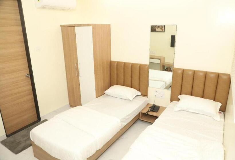 בית מלון כפרי Id Square Residency Parbhani