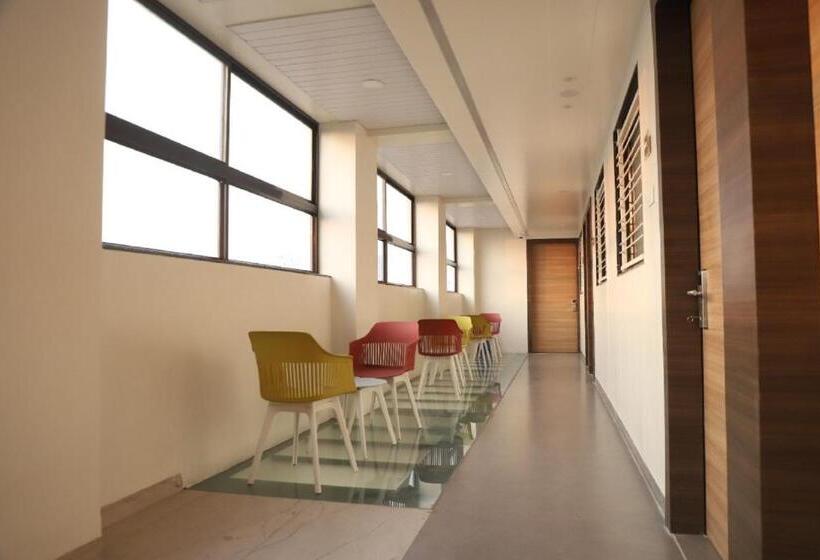 בית מלון כפרי Id Square Residency Parbhani