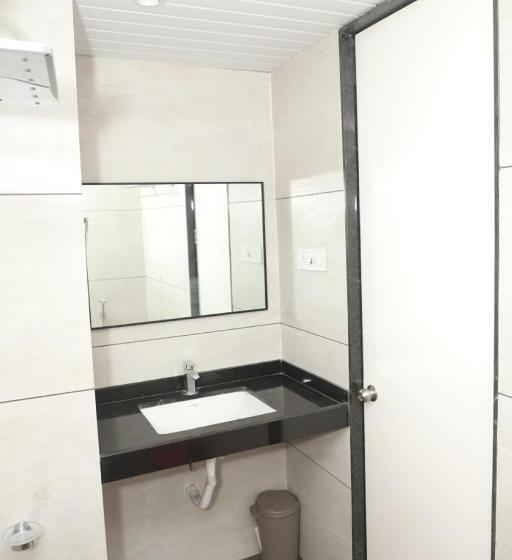 בית מלון כפרי Id Square Residency Parbhani