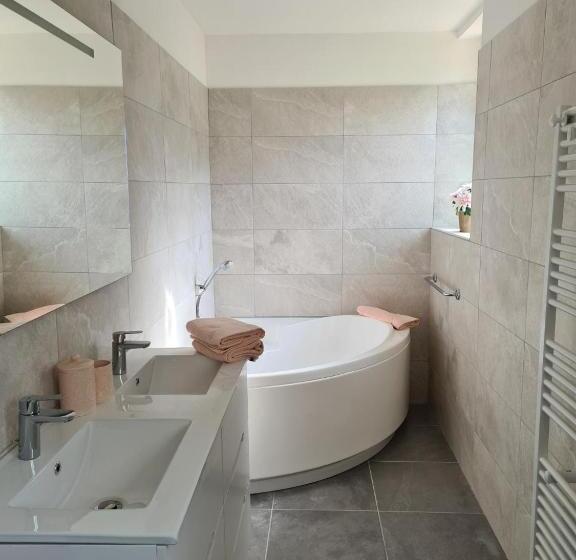 تختخواب و صبحانه La Maison Thimadaise