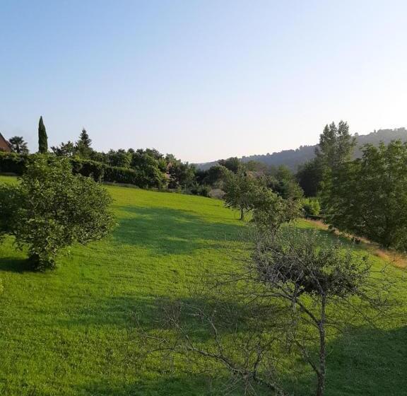 تختخواب و صبحانه La Maison Thimadaise