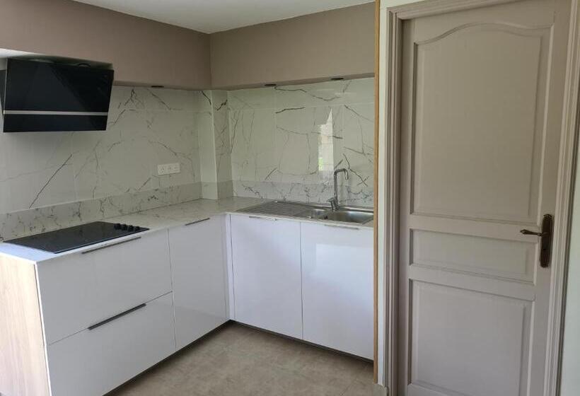 تختخواب و صبحانه La Maison Thimadaise