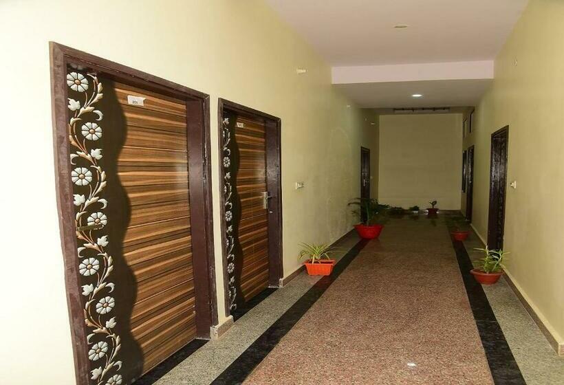 هتل Ashoka Palace