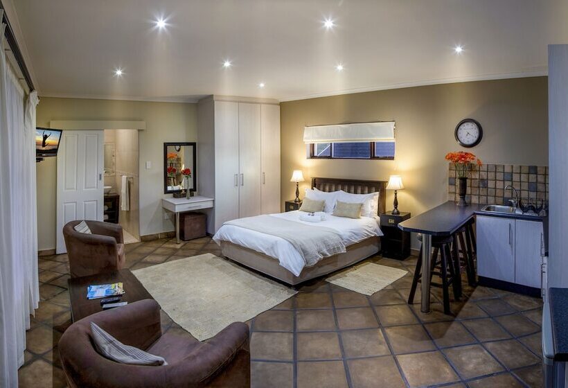 Пансион Room In B&b Cozy Guest Room With Double Bed, Sofa Bed And Kitchen, Near Port Elizabeth