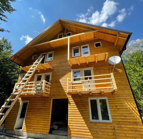 پانسیون Adenisi Guesthouse