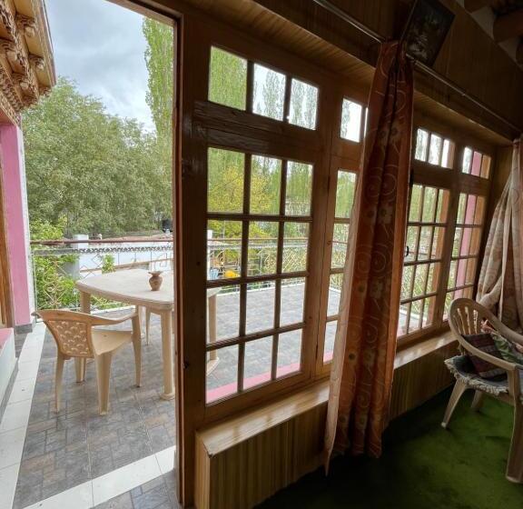 پانسیون Napishu Guest House