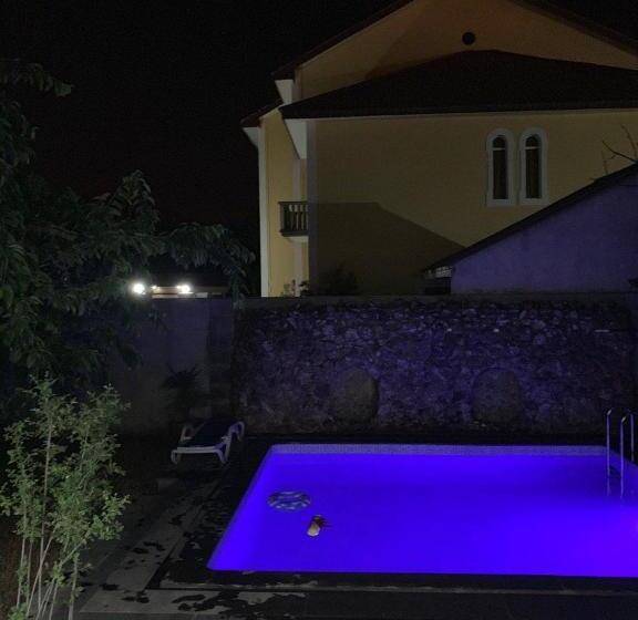 Majatalo Red Castle