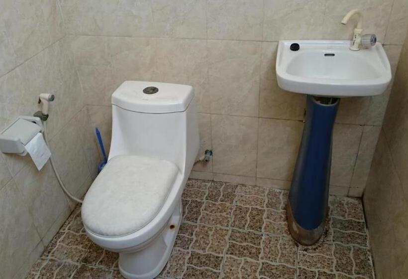 پانسیون Barracuda Beach Hostel