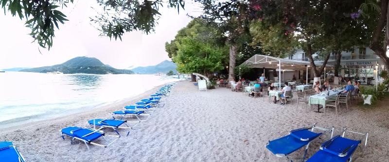 בית מלון כפרי Avra Beach