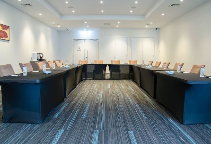 Отель Quest Caroline Springs